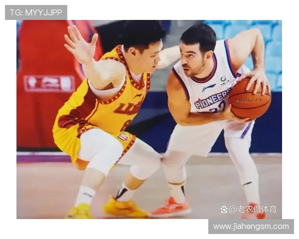 湖人队与热火队激战正酣赛季对决引发球迷热议与期待